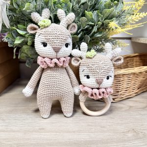 Вязанный набор для малыша погремушка и игрушка Олененок, светло-бежевый.